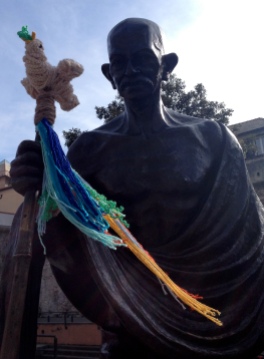 Ghandi statue yarnbomb